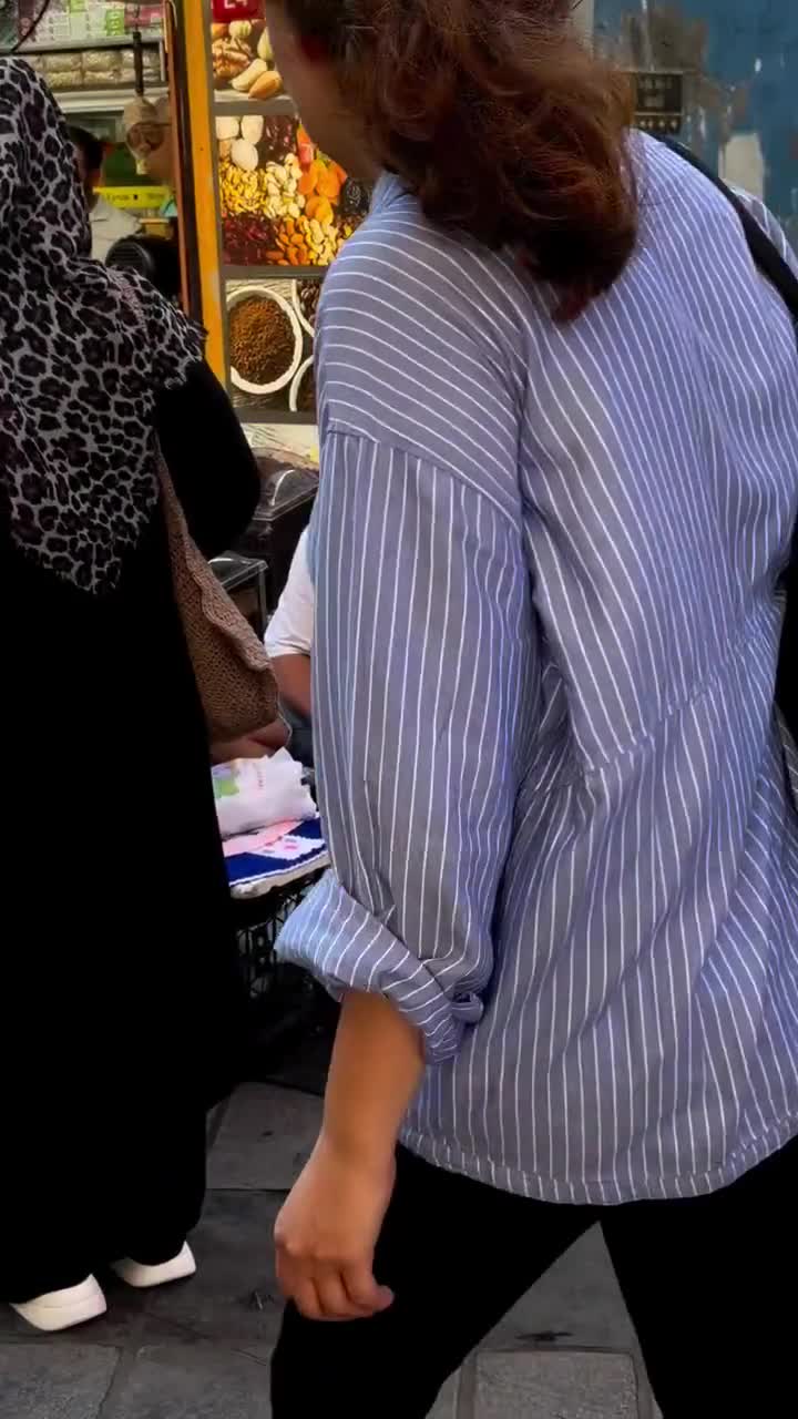 Bu dəfə səhnədə deyil, bazardadır