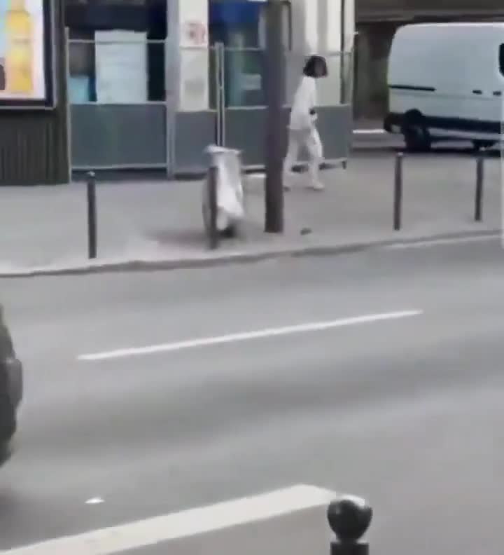 Parisdə bıçaqlı hücum