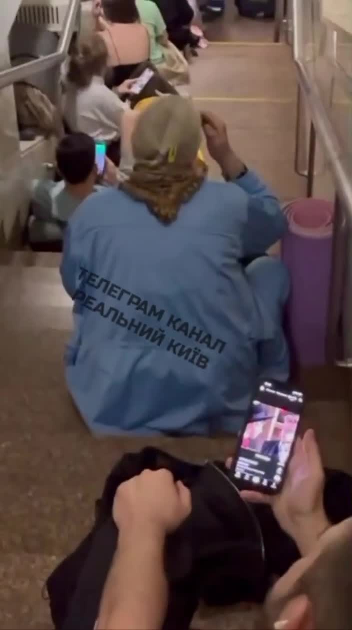 Hücum təhlükəsi fonunda metroya doluşdular