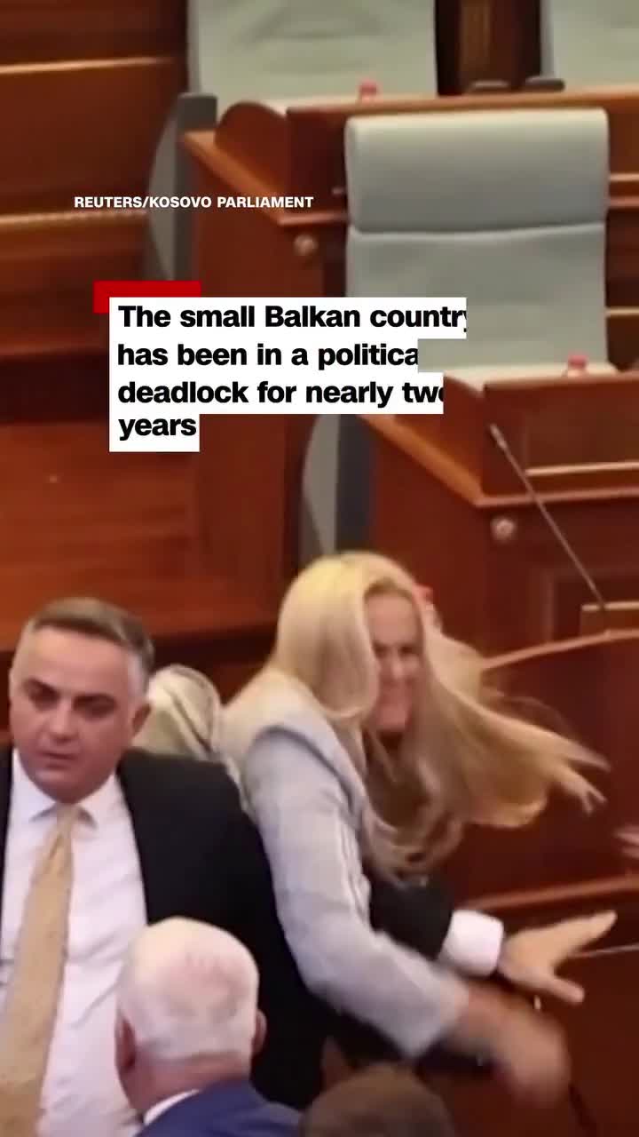 Bu ölkədə deputat baş nazirə yumurta atdı