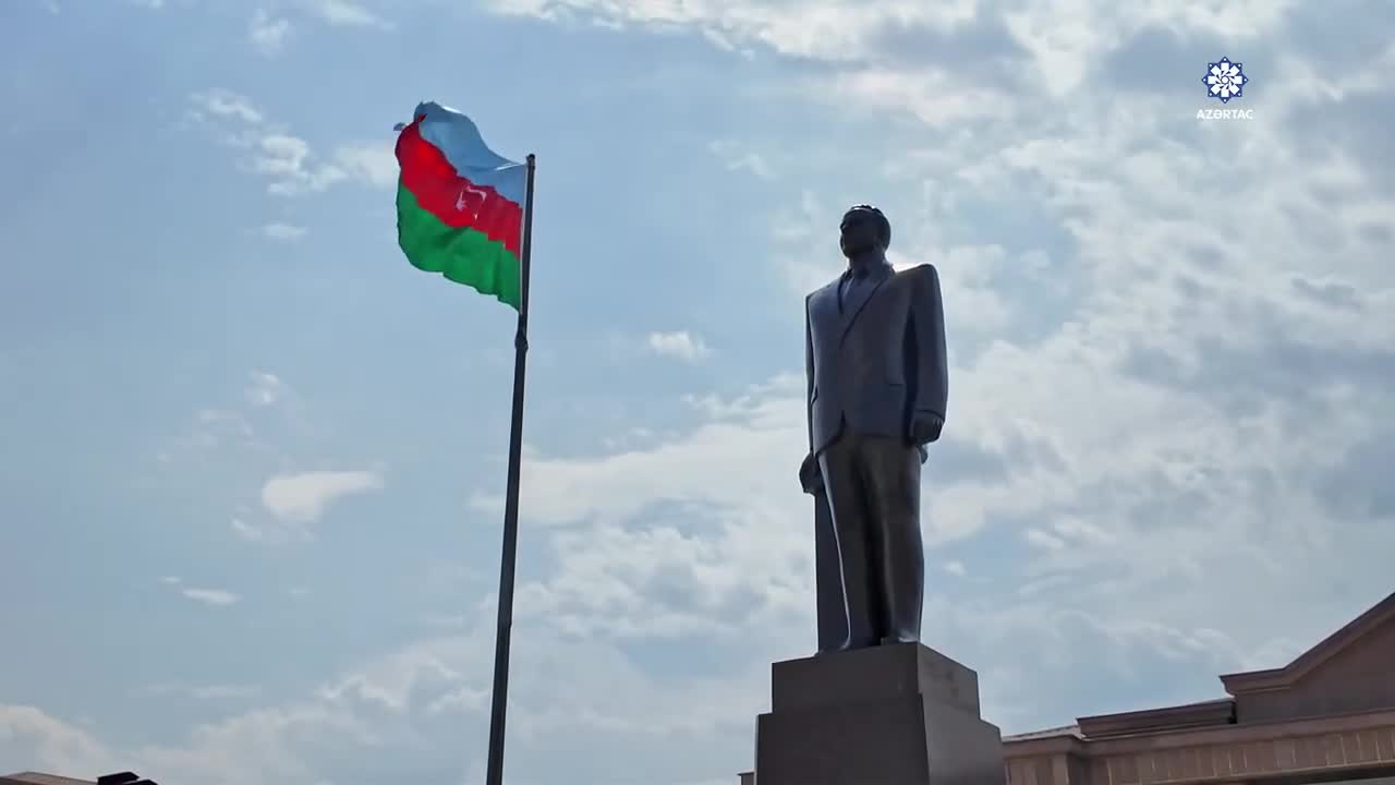 Prezident və xanımı Ümummilli Liderin abidəsini ziyarət etdilər