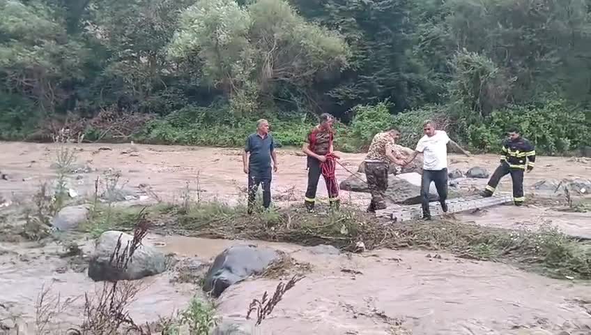 Çay daşdı, təhlükədə qalan iki nəfər xilas edildi