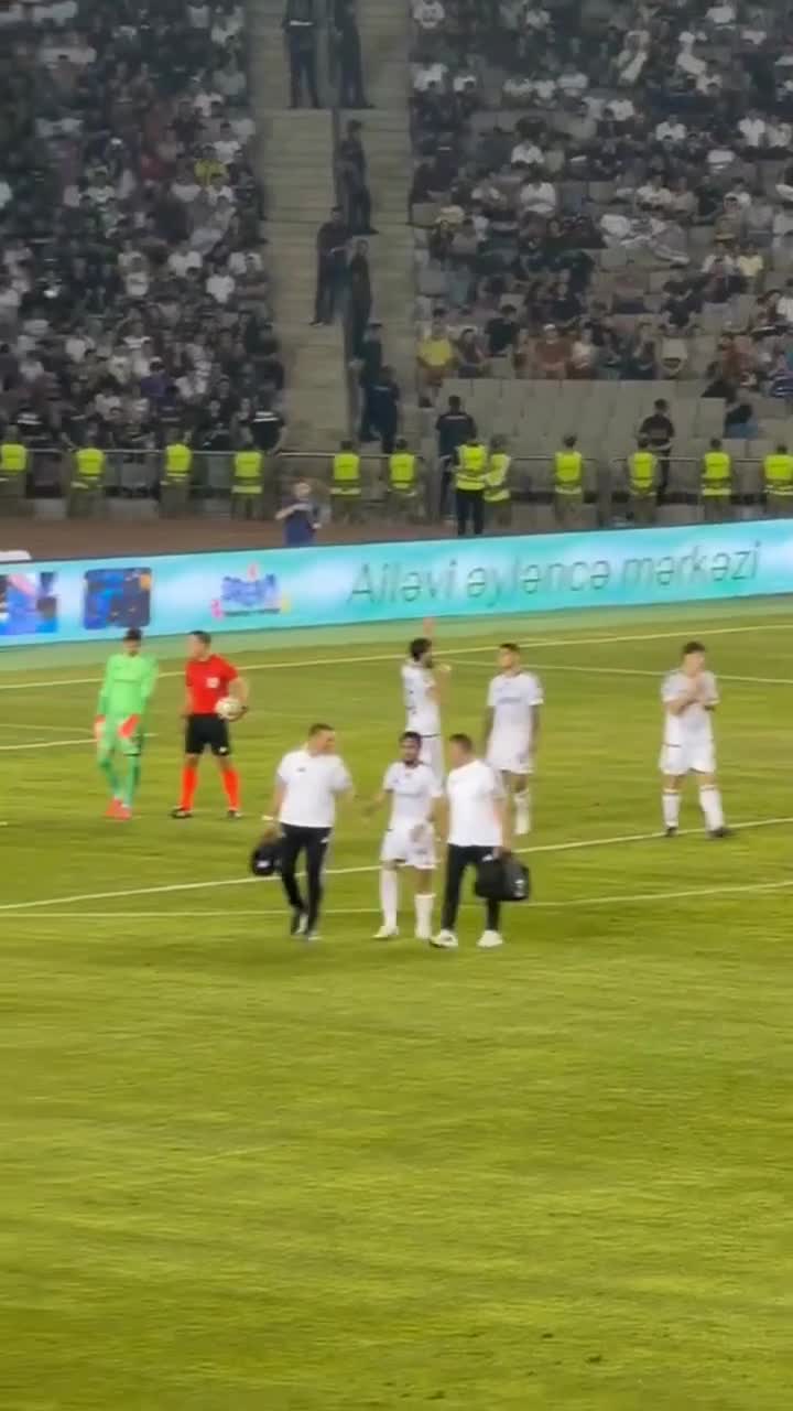 Azarkeşlər istədi, Elvin meydana qayıtdı
