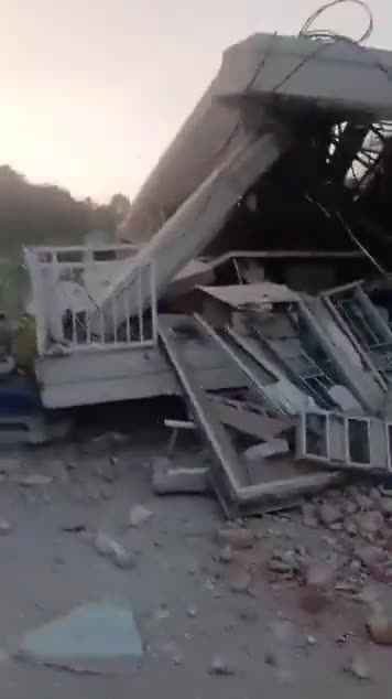 İndoneziyada 7,6 bal gücündə zəlzələ oldu