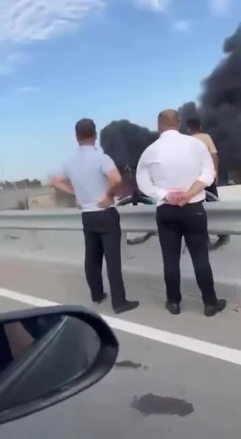 Kürdəxanıda yol kənarında tikinti materialları yanır