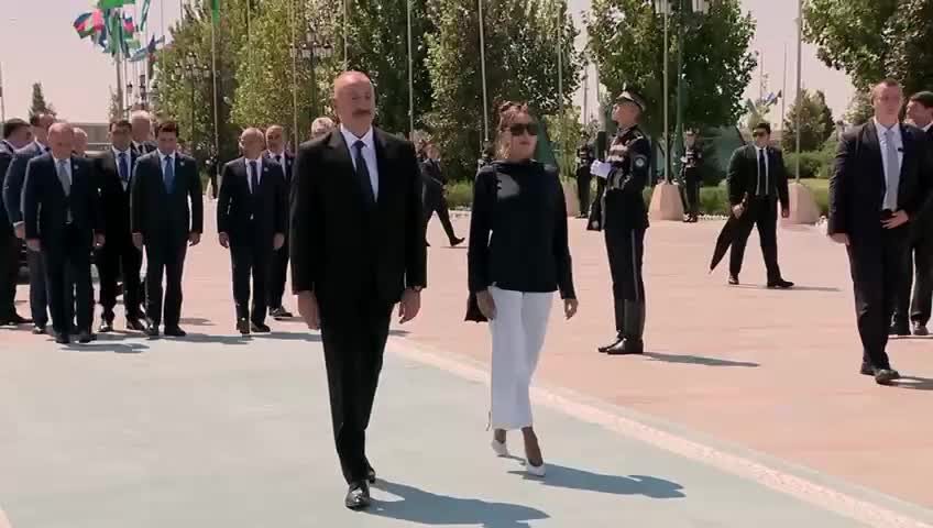Prezident Daşkənddə Müstəqillik abidəsini ziyarət etdi