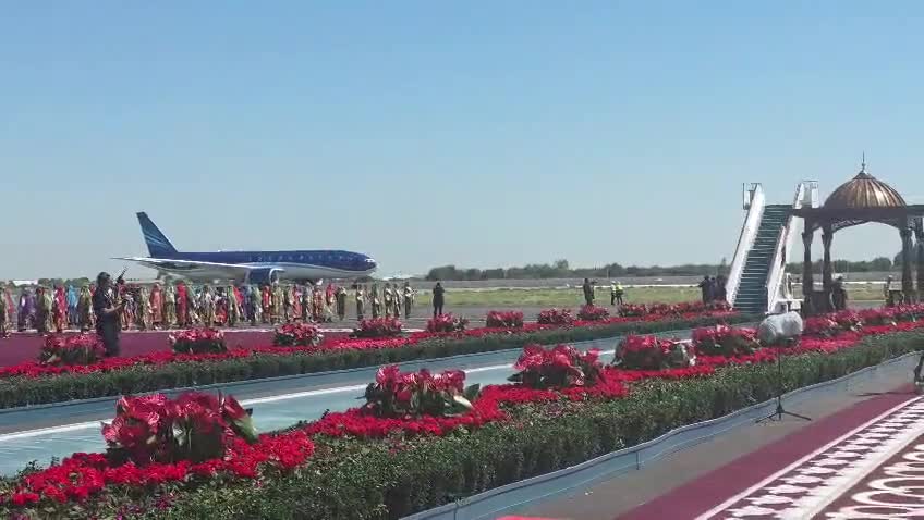Prezidentin təyyarəsi Buxara aeroportuna endi