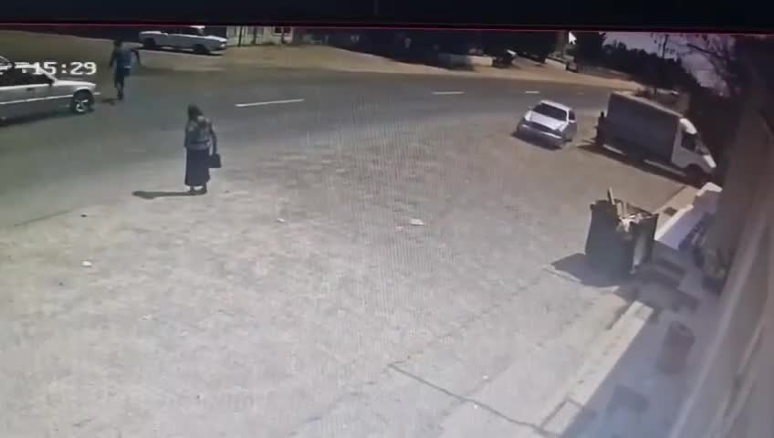 Ananın gözü qarşısında oğlunu maşın vurub öldürdü