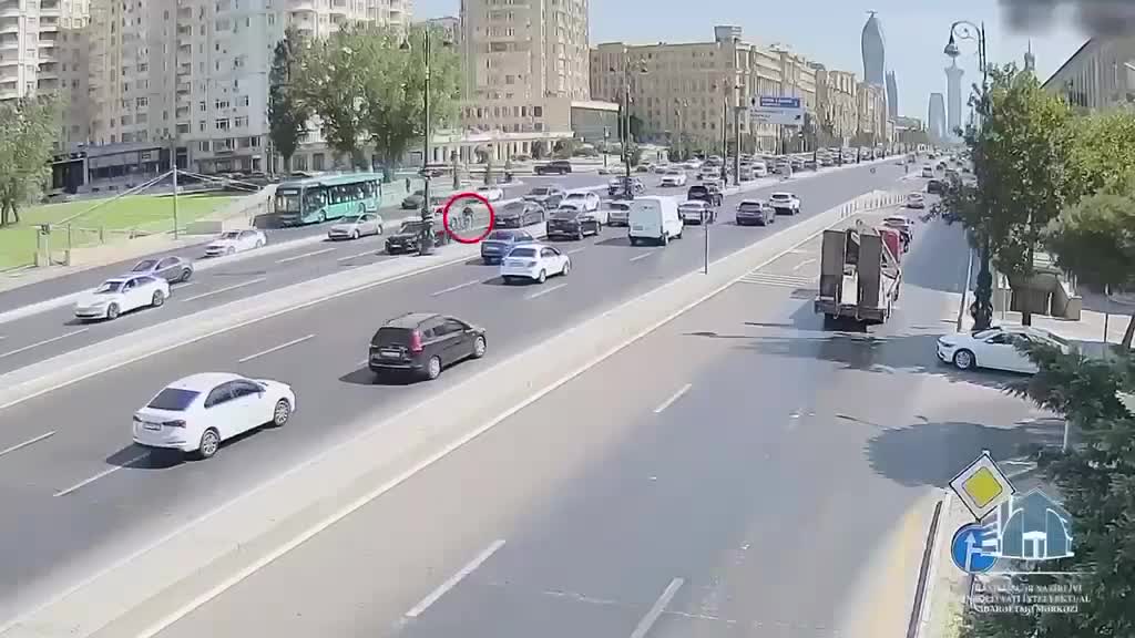 Heydər Əliyev prospektində həyatını riskə atdı