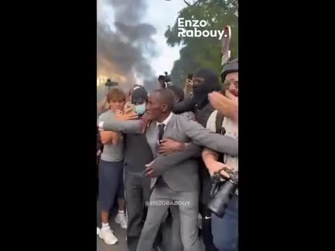 Tələbələri polisdən qorumağa çalışdı