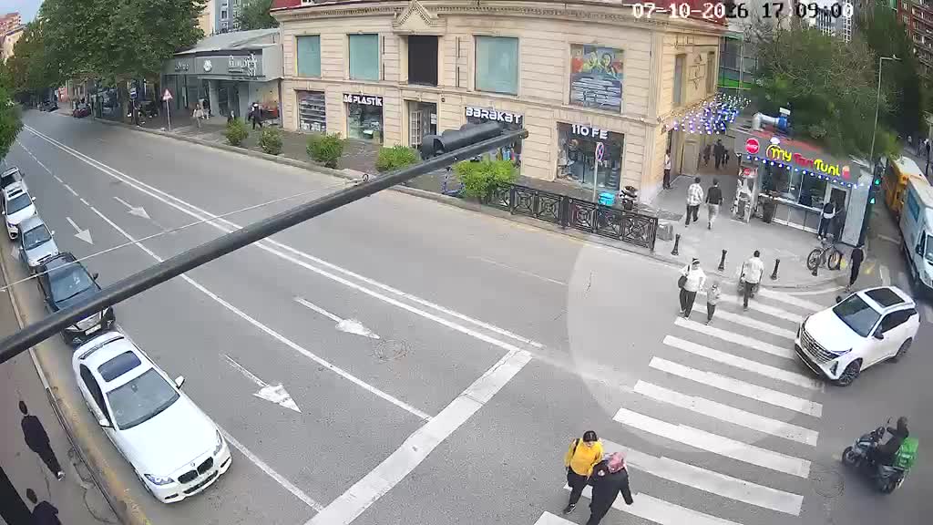 Piyada keçidində maşınla ana ilə uşağının üstündən keçdi