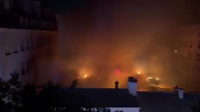 Parisin ən qədim ərzaq bazarı yanaraq məhv olub
