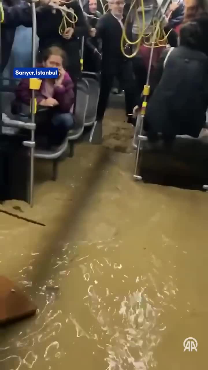 İstanbulda avtobusu su basdı