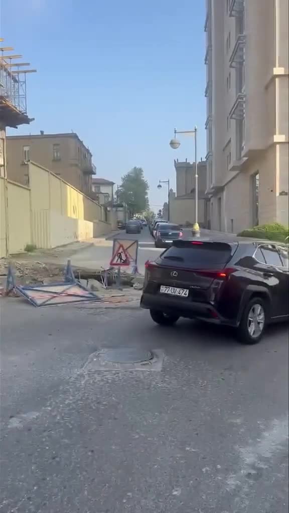 Yasamalda yol qəzlı vəziyyətdədir - Tıxac yaradır
