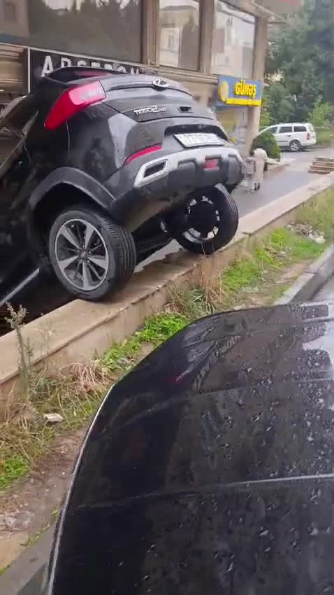 Maşını park edərkən səkiyə aşırdı