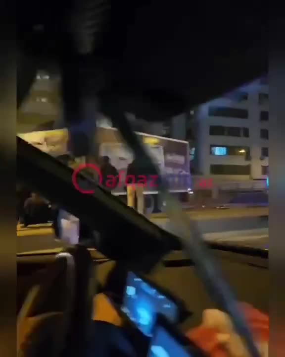 Bakıda yük maşını qəza törətdi - Yol bağlandı