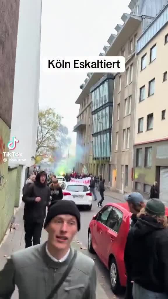 Almaniyanın 34 şəhərində gənclər küçələrə töküldü - 1
