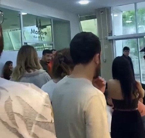 “AF Mall”ın üzlüyü qopdu,qadının üstünə düşdü