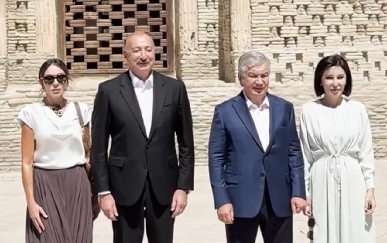 Prezidentlər xanımları ilə Buxarada türbədə