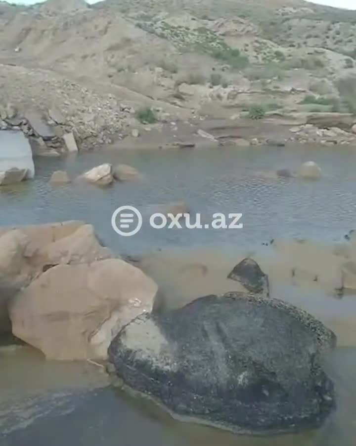 Bakıda bir qəsəbəyə çəkilən alternativ yolu da sel apardı 