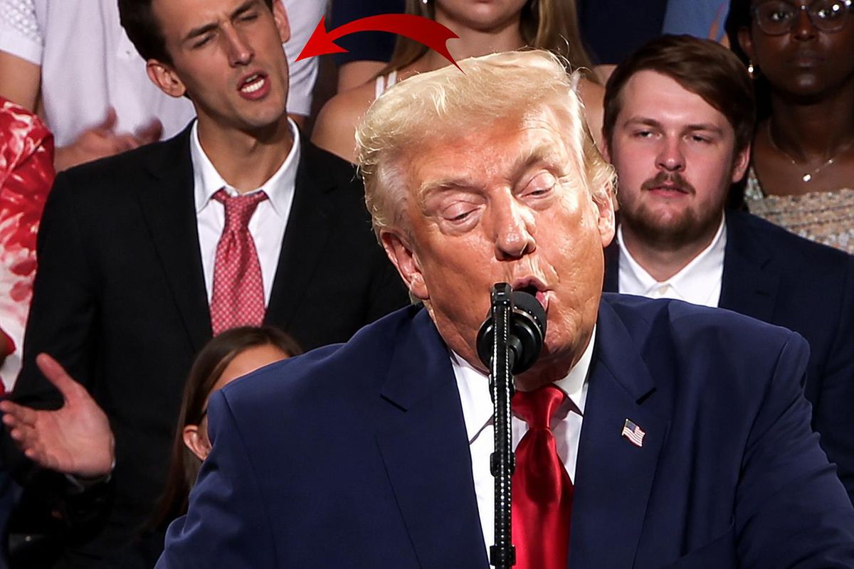 Dünya Trump'ı değil arkadaki genci konuşuyor