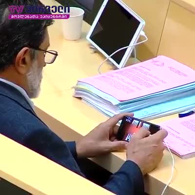 Gürcüstan parlamentində keçirilən iclas zamanı deputat telofonda nərd oyunu oynayır - video