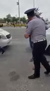 Yol polisi sükan arxasında halı pisləşən sürücünü belə xilas etdi - VIDEO