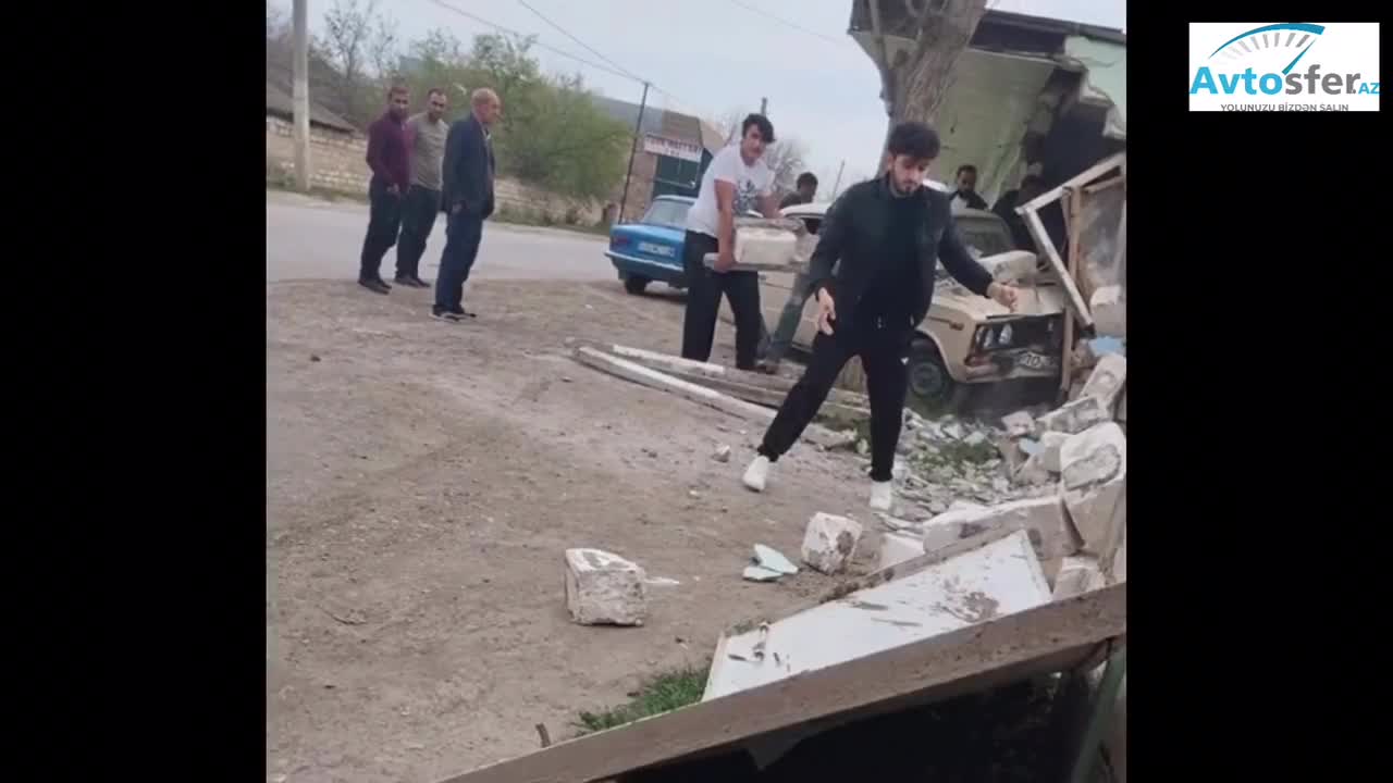Əyləci tutmayan “VAZ” yol kənarındakı obyektin hasarını dağıtdı