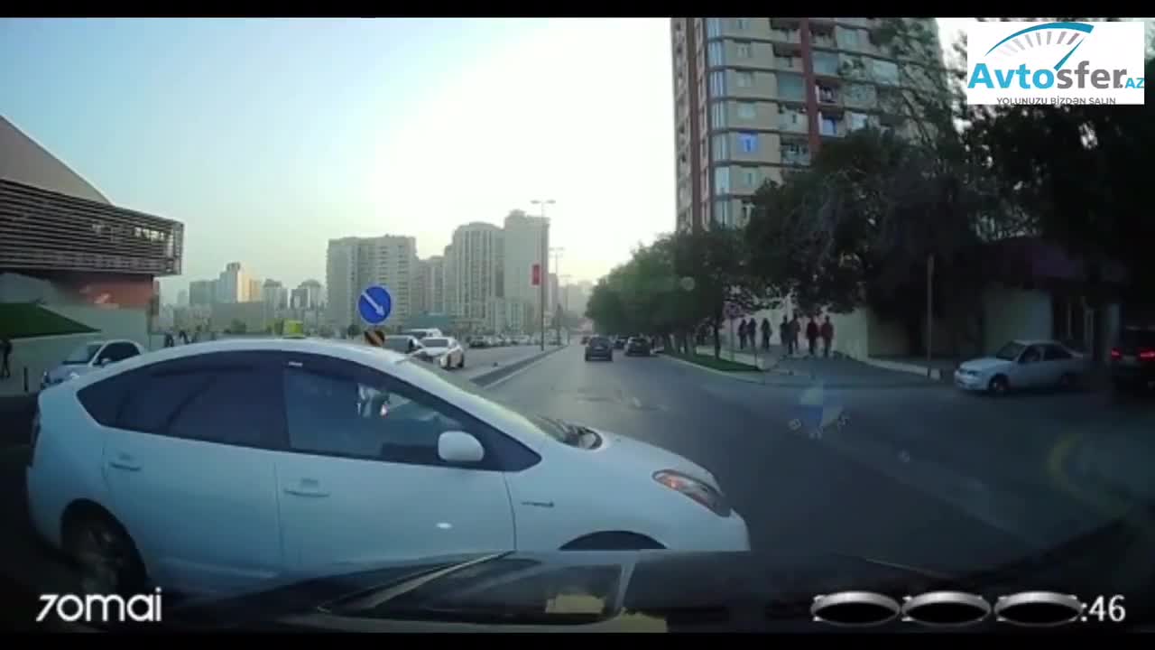  “Prius” sürücüsü “BMW”ni vurmaqdan son anda yayındı