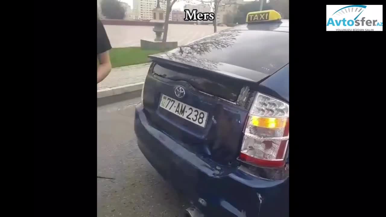 Başı telefona qarışan sürücü bahalı “Mercedes”i “Prius”a çırpdı