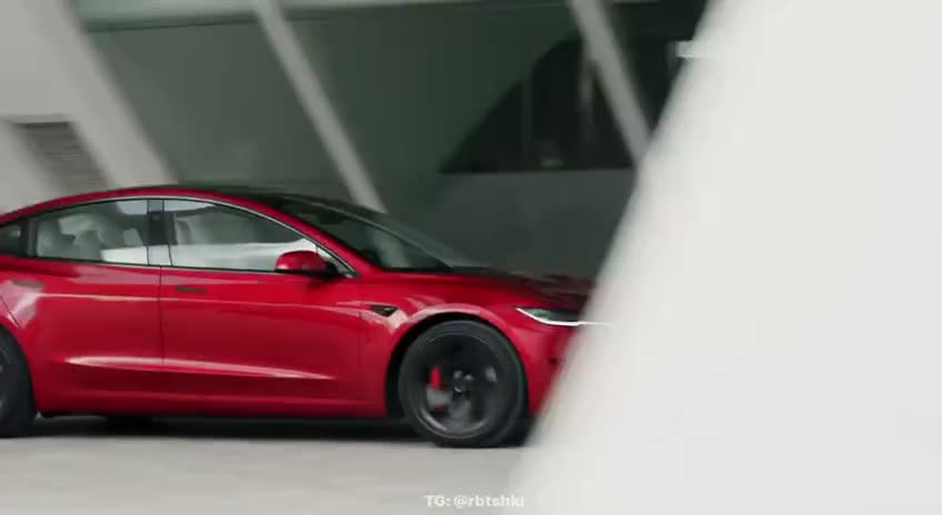 “Model 3”ün ən yüksək səviyyəli versiyasını təqdim etdi