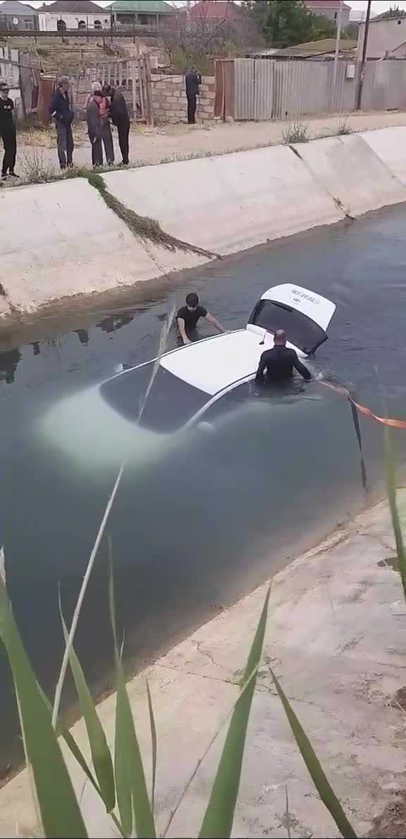 Saray qəsəbəsində avtomobil su kanalına düşüb 
