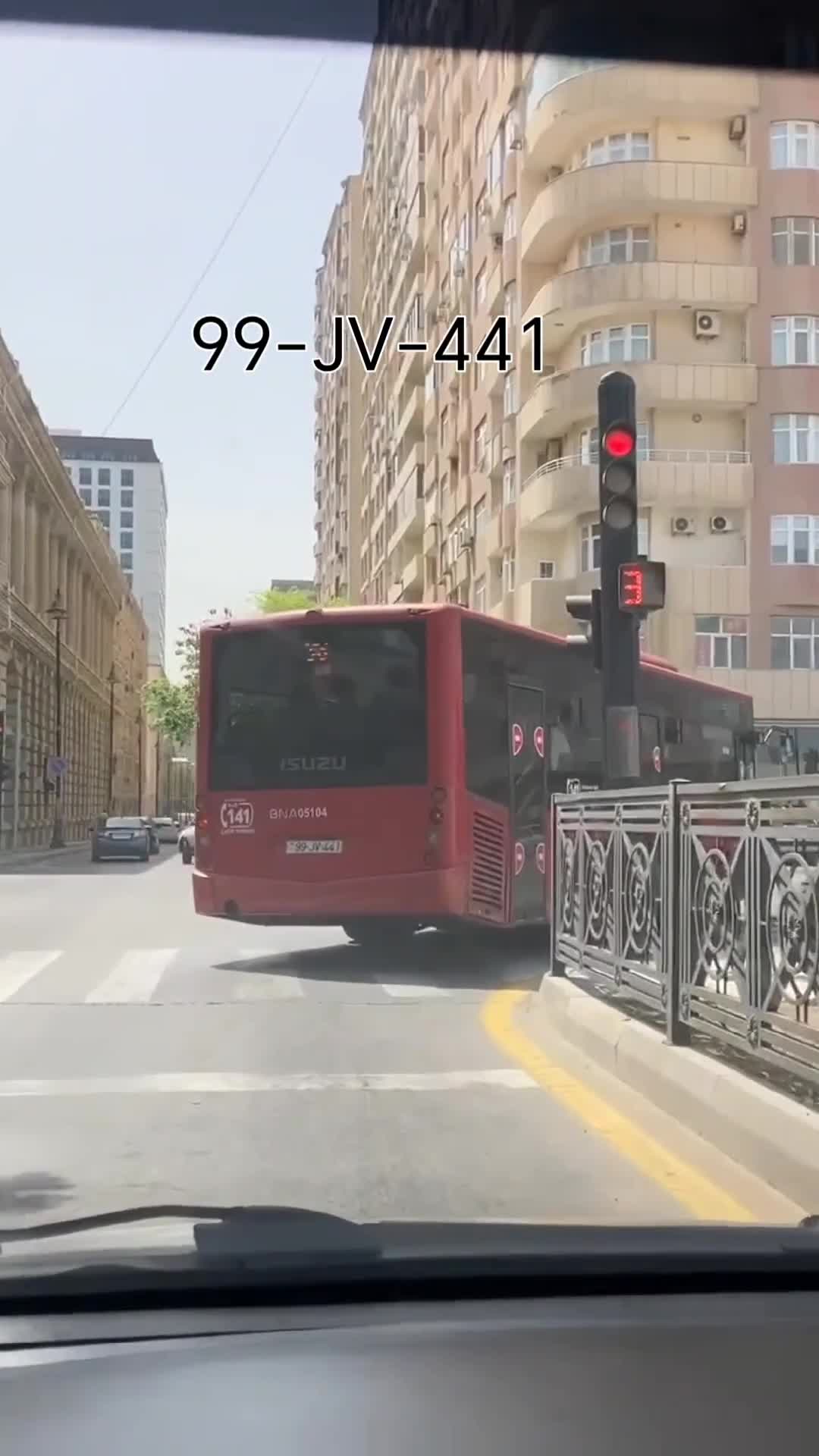 Avtobus sürücüsü qırmızı işıqda keçdi