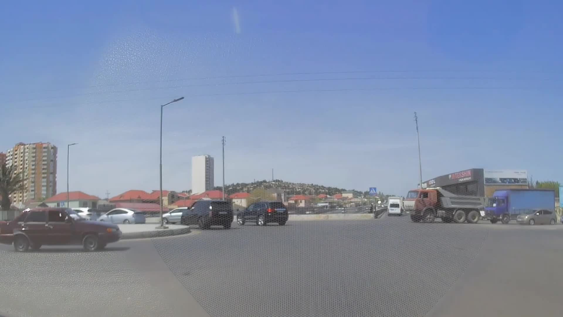 Yolayrıcında qəza şəraiti yaradan taksi sürücüsü