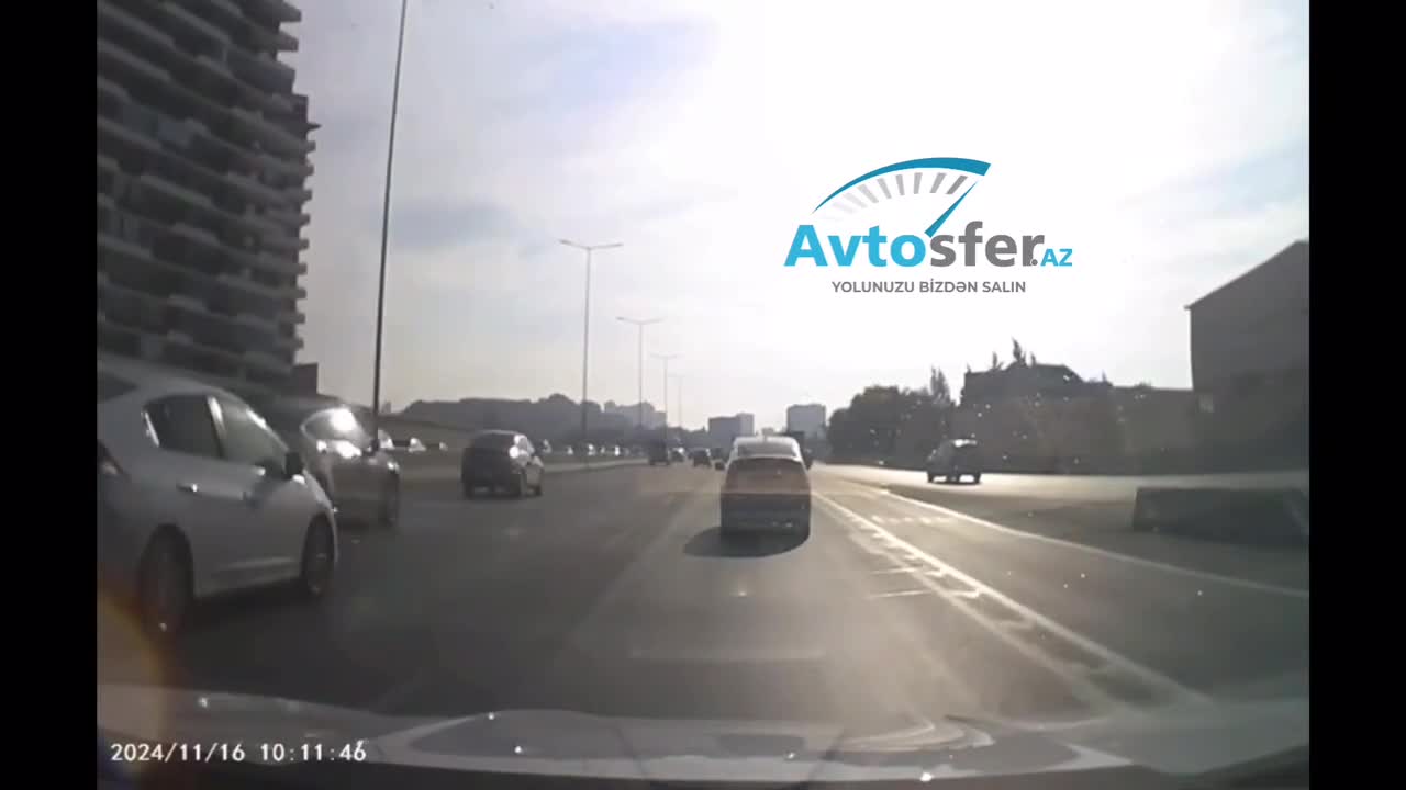 Manevr edən “Prius” avtobusa çırpıldı