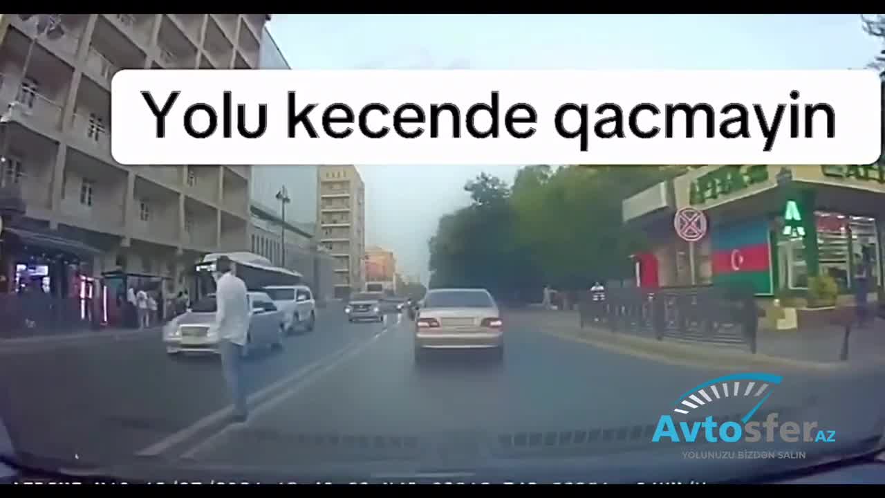 Bakıda yolu qaçaraq keçən gənclərdən birini “Mercedes” vurdu 