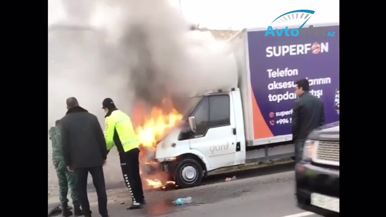 Yük maşını yandı - Yol polisi və hərbiçilər köməyə gəldi 