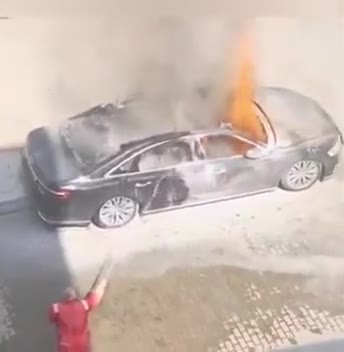 Bakının mərkəzində avtomobil yanıb