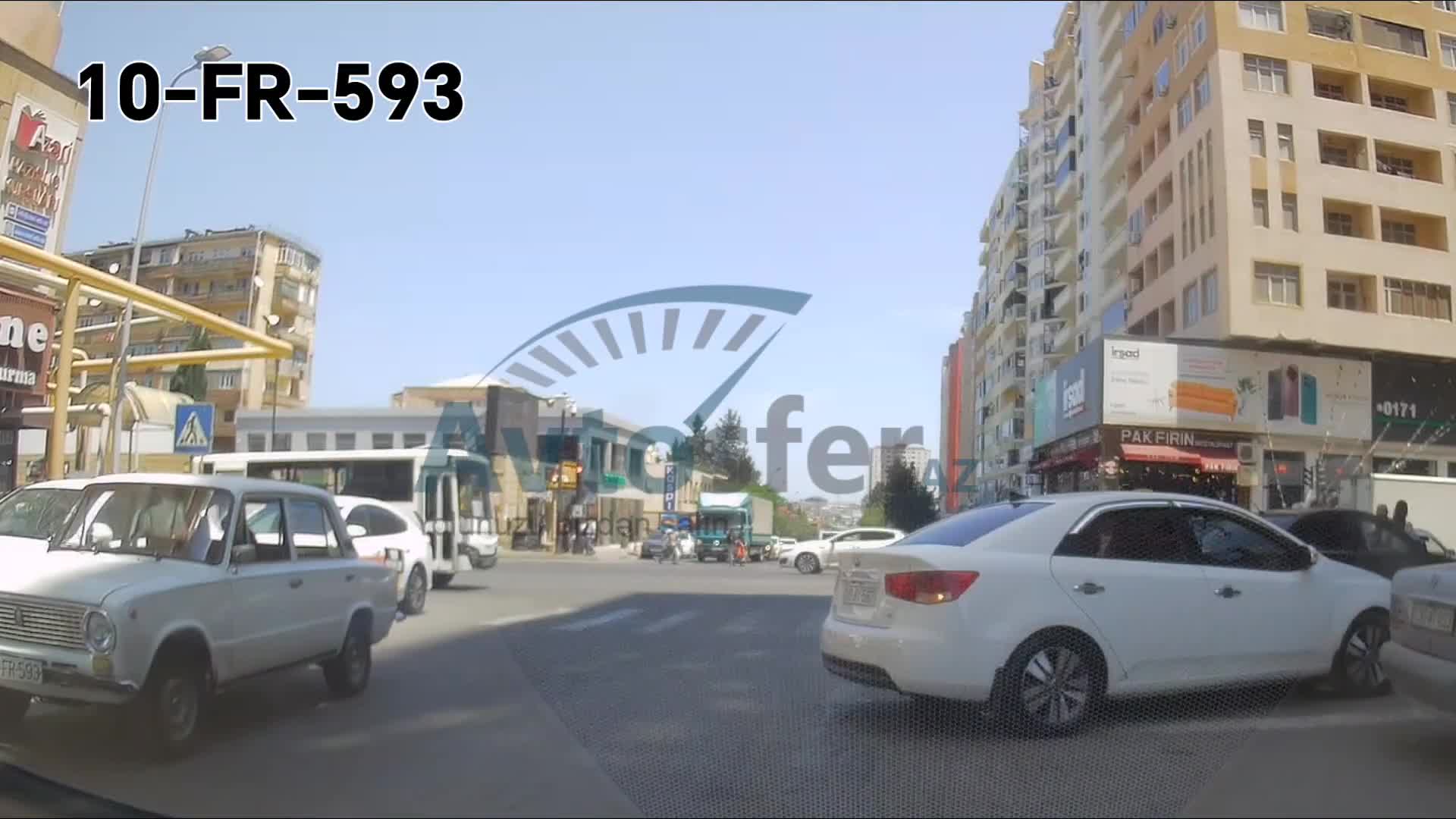 Sürücü gedəcəyi yolu geriyə sürüb qırmızıda keçdi