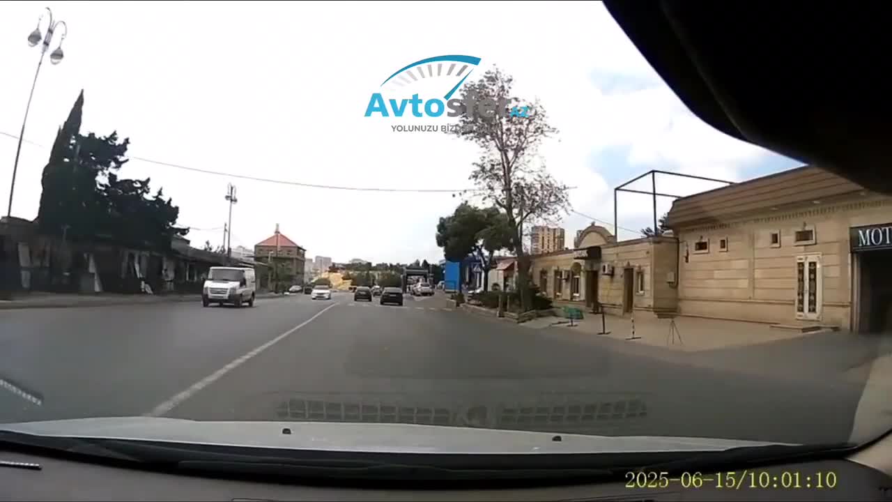Maşını yolun ortasında saxlayıb sürücüləri yolundan etdi