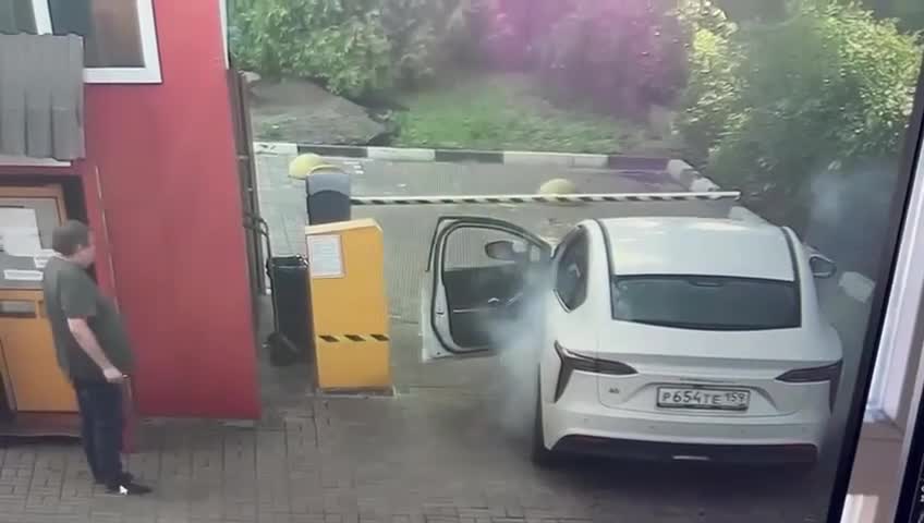 Rusiya istehsalı olan elektromobil doldurulduqdan sonra yandı