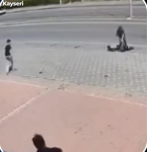 Başını aşağı salıb skuter sürürdü, zibil qutusuna çırpıldı