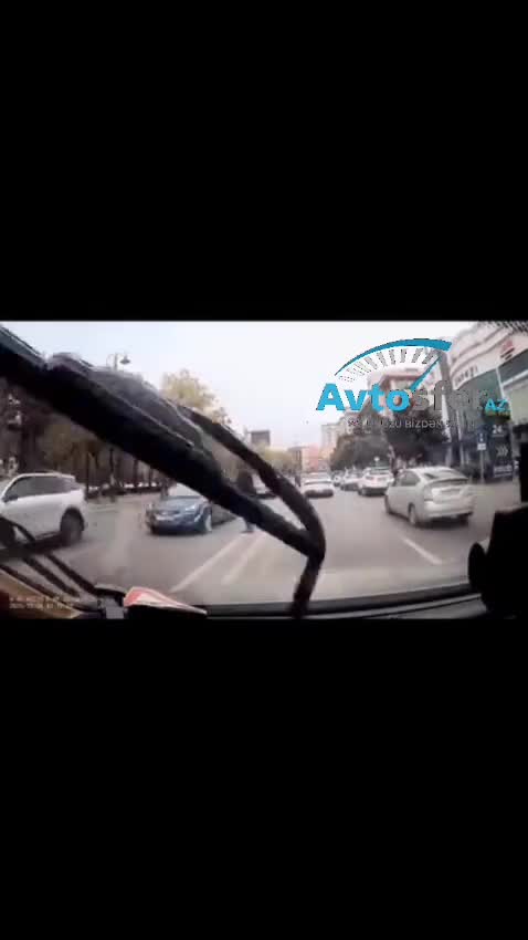  Qoşa xəttin üstünə dayanan piyadadan ehtiyatlı olun