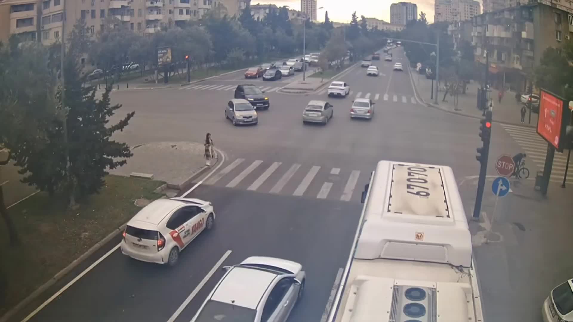 Sürücülərin həyatı təhlükədədir: Svetoforu görmürlər