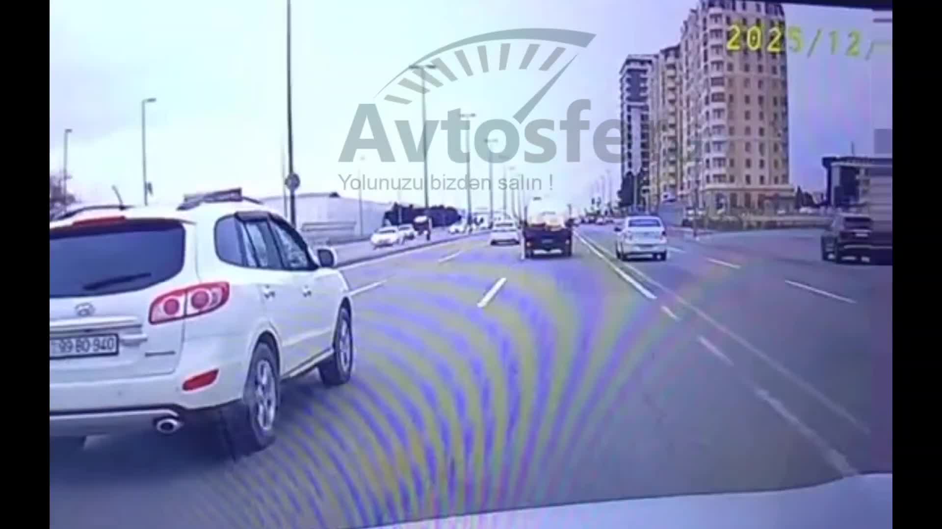 Yük maşınından yola düşən su çəni sürücüyə çətin anlar yaşatdı