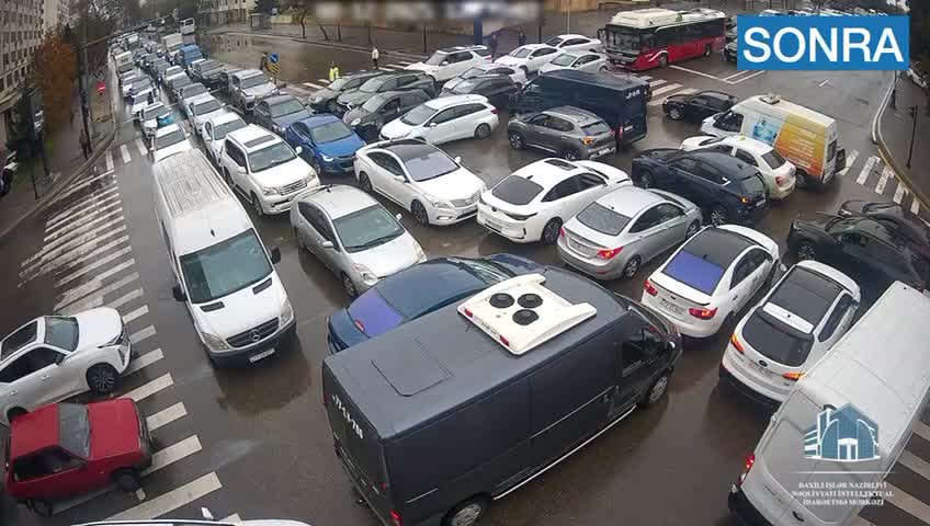 İntizamsız sürücülərin yaratdığı tıxacı yol polisi belə həll etdi