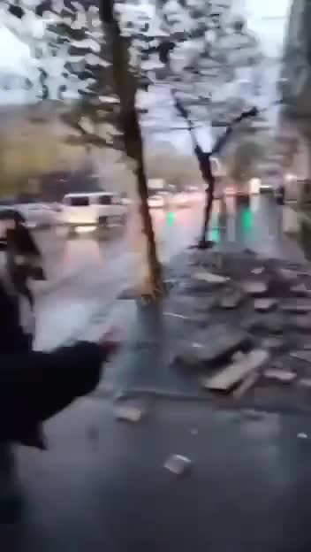 Bakının mərkəzində eyvan uçdu