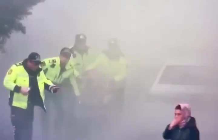 Yol polisi yanğında çarəsiz qalan qadını belə xilas etdi 