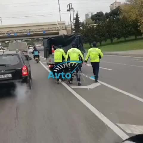 Yol polisi sürücüyə kömək edir