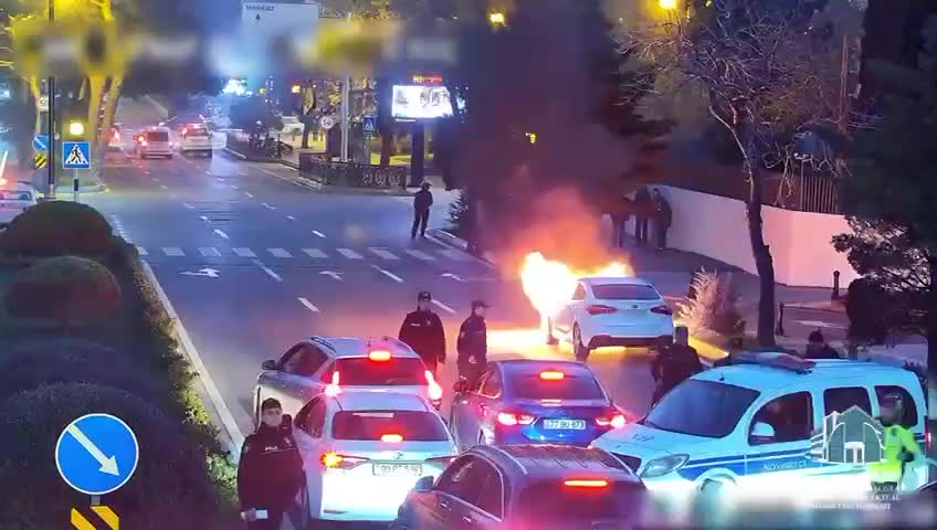 Maşın yandı polis təhlükəsizliyi belə təmin etdi